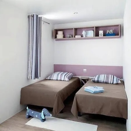 Camping Club Le Parc De Paris - Caravan Park Hotel 3*